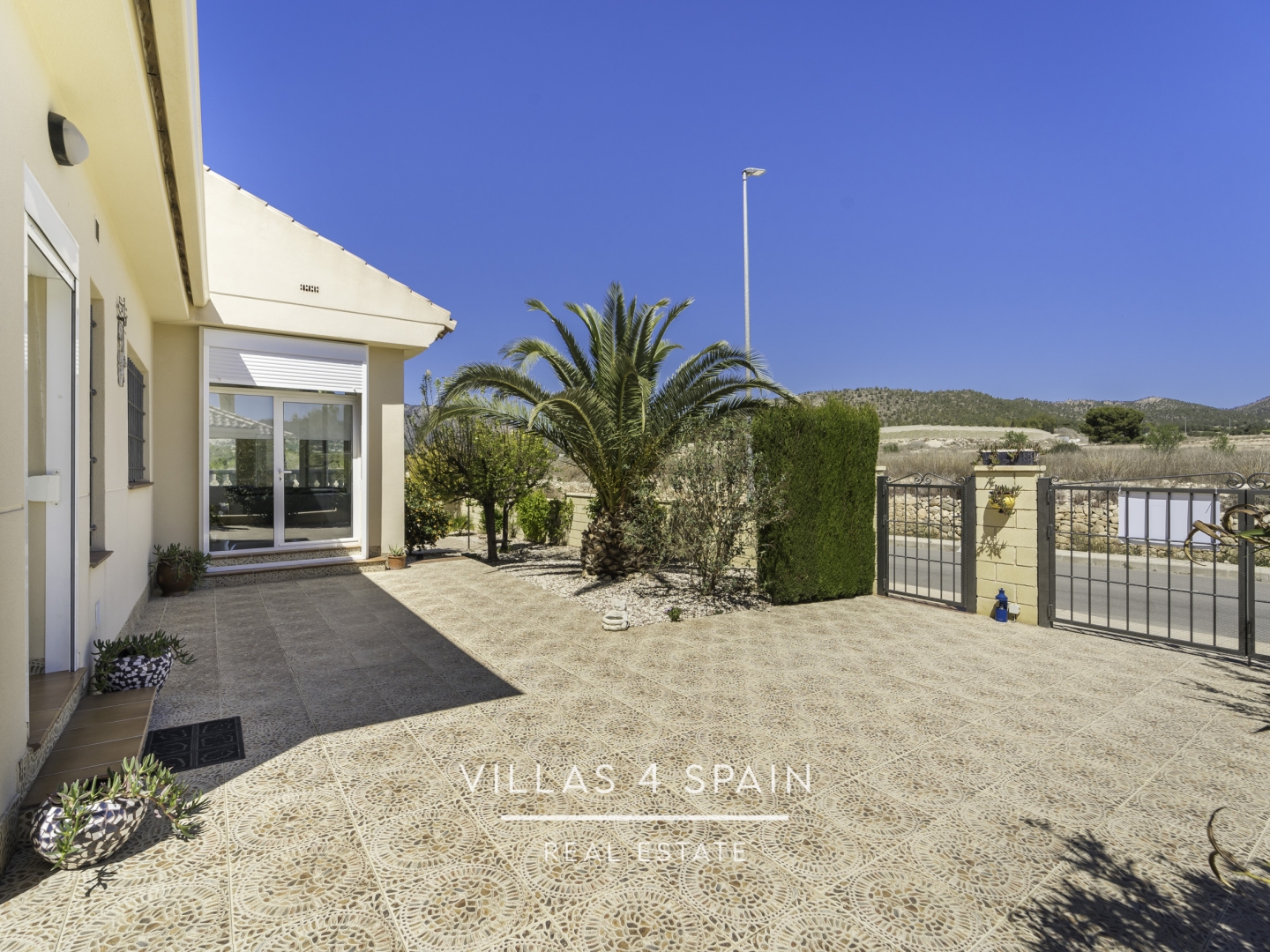 Resale - 5 Bedroom 2 Bathroom Villa In La Romana with Swimming pool and Basement - carrer d ela figuera - Alicante Resale - 5 Bedroom 2 Bathroom Villa In La Romana with Swimming pool and Basement - carrer d ela figuera - Alicante