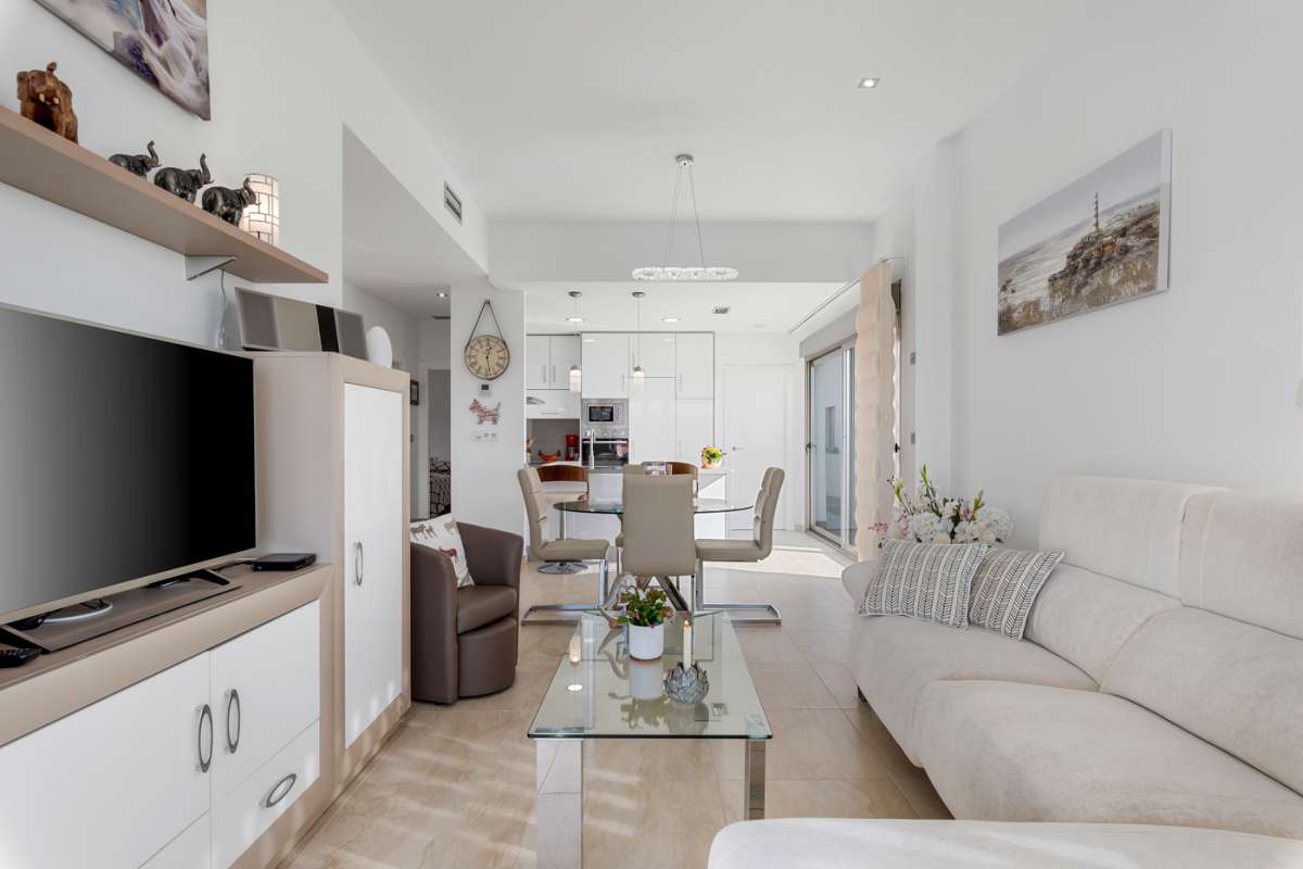 Resale - 3 Bedroom 2 Bathroom Villa in Villamartín - - Alicante Resale - 3 Bedroom 2 Bathroom Villa in Villamartín - - Alicante