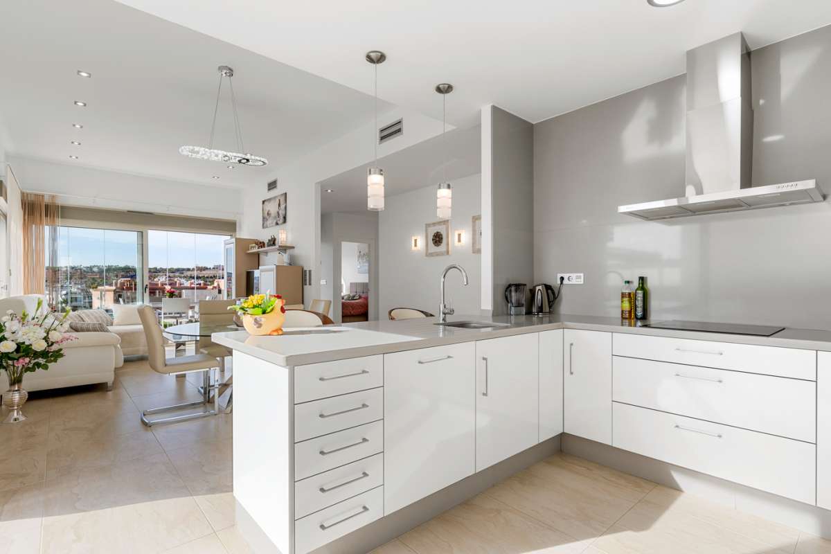 Resale - 3 Bedroom 2 Bathroom Villa in Villamartín - - Alicante Resale - 3 Bedroom 2 Bathroom Villa in Villamartín - - Alicante
