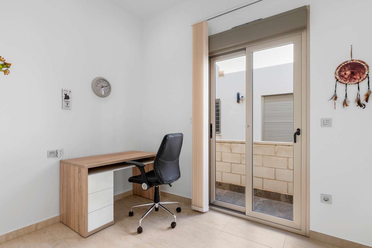 Resale - 3 Bedroom 2 Bathroom Villa in Villamartín - - Alicante Resale - 3 Bedroom 2 Bathroom Villa in Villamartín - - Alicante