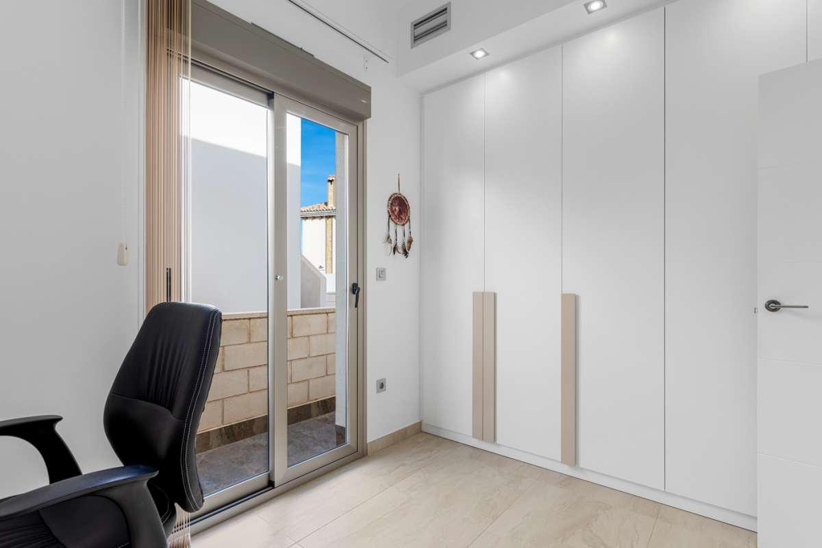 Resale - 3 Bedroom 2 Bathroom Villa in Villamartín - - Alicante Resale - 3 Bedroom 2 Bathroom Villa in Villamartín - - Alicante
