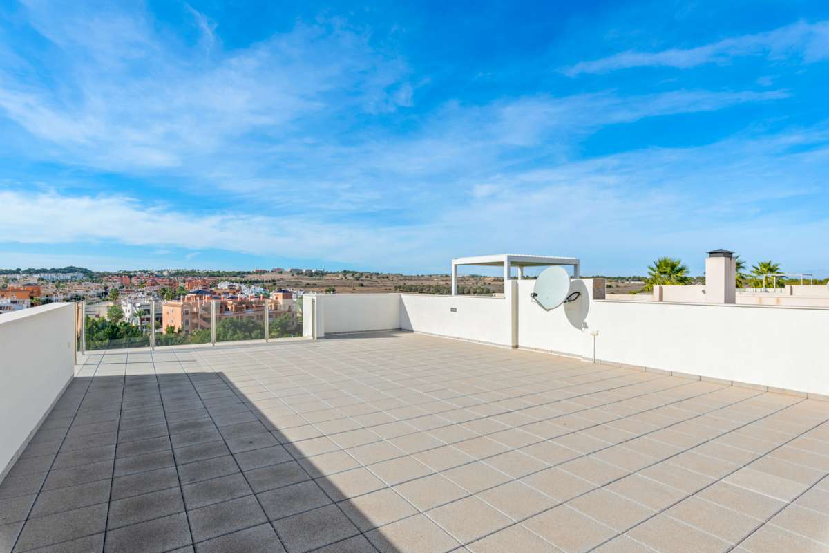 Resale - 3 Bedroom 2 Bathroom Villa in Villamartín - - Alicante Resale - 3 Bedroom 2 Bathroom Villa in Villamartín - - Alicante