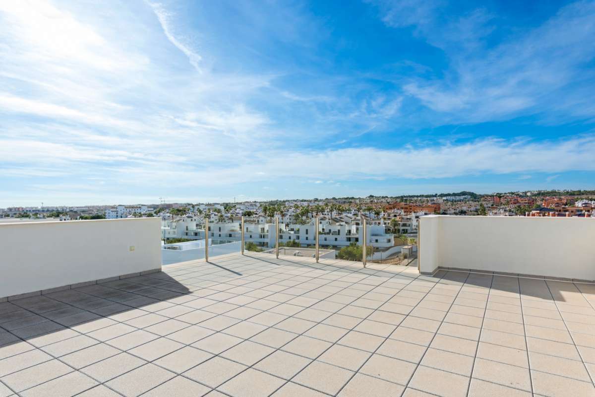 Resale - 3 Bedroom 2 Bathroom Villa in Villamartín - - Alicante Resale - 3 Bedroom 2 Bathroom Villa in Villamartín - - Alicante