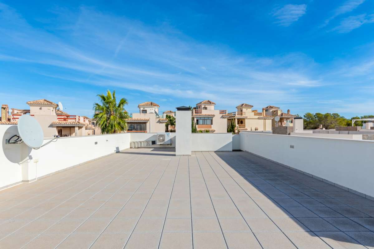 Resale - 3 Bedroom 2 Bathroom Villa in Villamartín - - Alicante Resale - 3 Bedroom 2 Bathroom Villa in Villamartín - - Alicante
