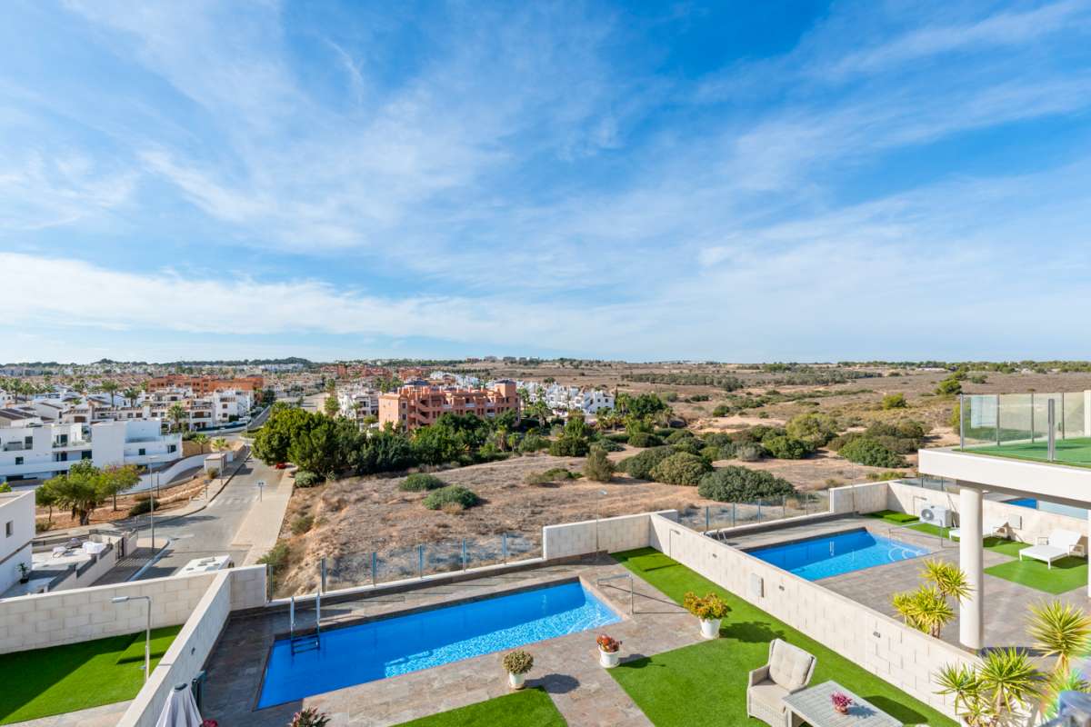 Resale - 3 Bedroom 2 Bathroom Villa in Villamartín - - Alicante Resale - 3 Bedroom 2 Bathroom Villa in Villamartín - - Alicante