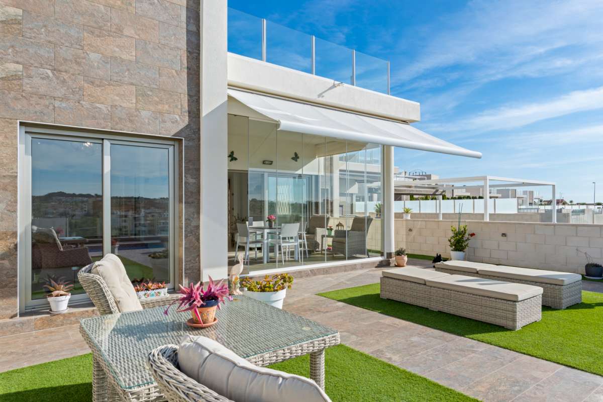 Resale - 3 Bedroom 2 Bathroom Villa in Villamartín - - Alicante Resale - 3 Bedroom 2 Bathroom Villa in Villamartín - - Alicante