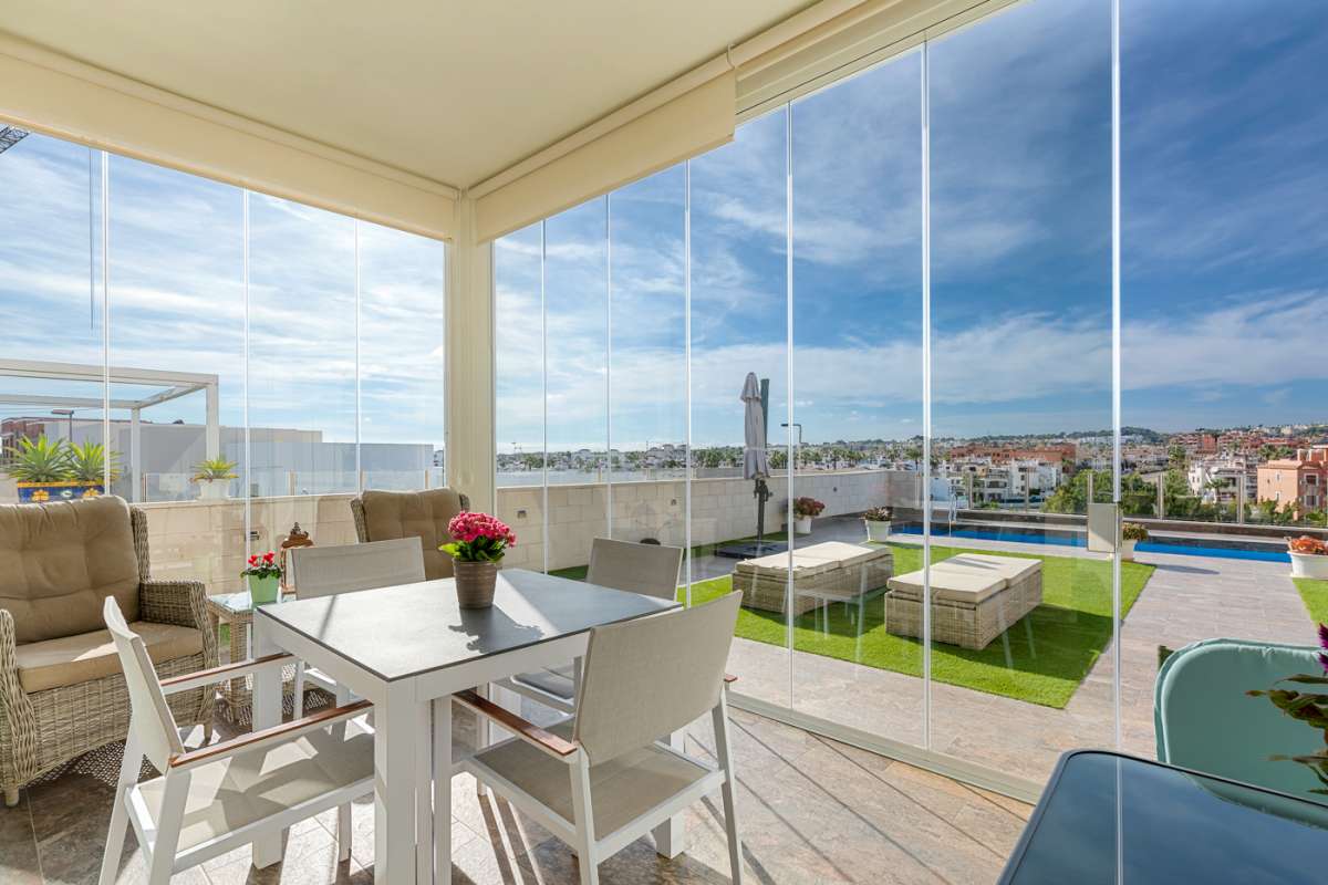 Resale - 3 Bedroom 2 Bathroom Villa in Villamartín - - Alicante Resale - 3 Bedroom 2 Bathroom Villa in Villamartín - - Alicante