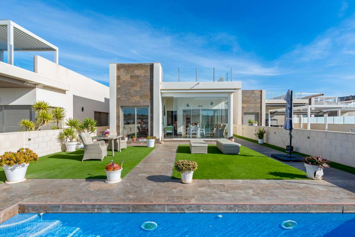 Resale - 3 Bedroom 2 Bathroom Villa in Villamartín - - Alicante Resale - 3 Bedroom 2 Bathroom Villa in Villamartín - - Alicante