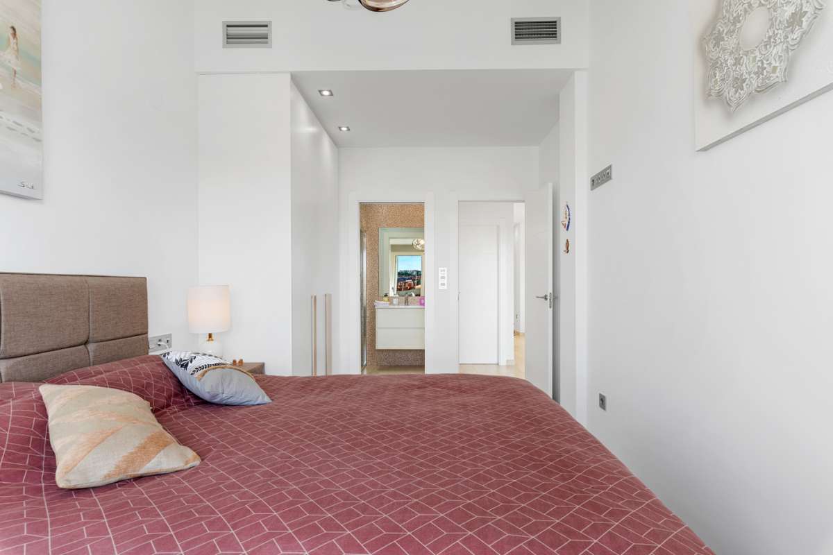 Resale - 3 Bedroom 2 Bathroom Villa in Villamartín - - Alicante Resale - 3 Bedroom 2 Bathroom Villa in Villamartín - - Alicante