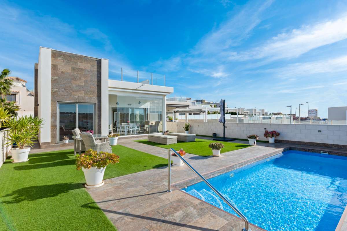 Resale - 3 Bedroom 2 Bathroom Villa in Villamartín - - Alicante Resale - 3 Bedroom 2 Bathroom Villa in Villamartín - - Alicante