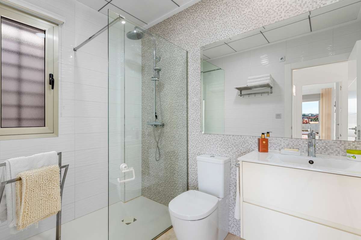 Resale - 3 Bedroom 2 Bathroom Villa in Villamartín - - Alicante Resale - 3 Bedroom 2 Bathroom Villa in Villamartín - - Alicante