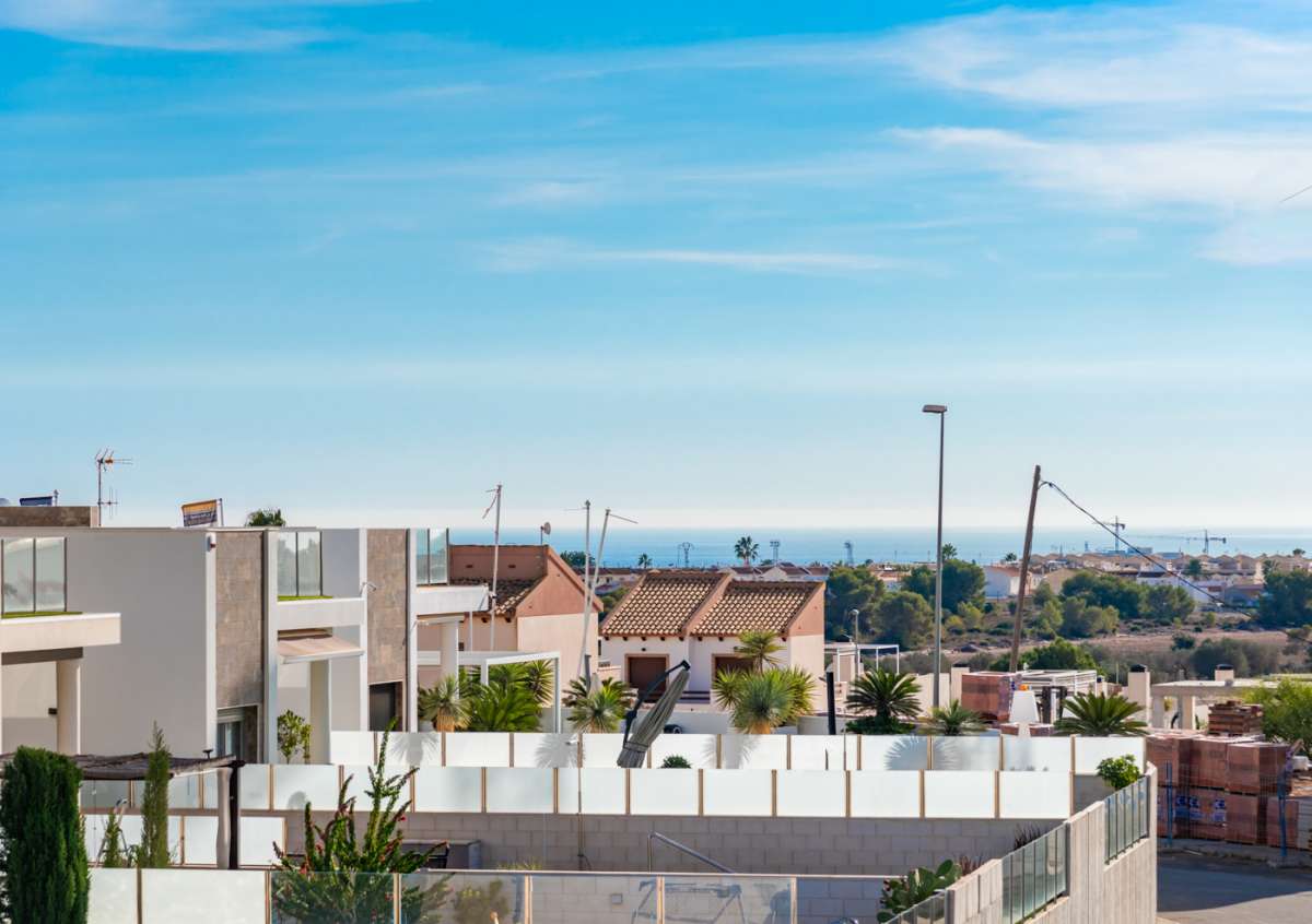Resale - 3 Bedroom 2 Bathroom Villa in Villamartín - - Alicante Resale - 3 Bedroom 2 Bathroom Villa in Villamartín - - Alicante