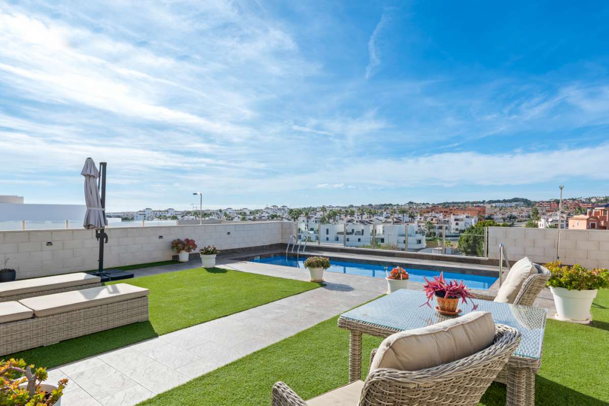 Resale - 3 Bedroom 2 Bathroom Villa in Villamartín - - Alicante Resale - 3 Bedroom 2 Bathroom Villa in Villamartín - - Alicante