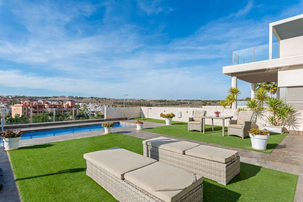 Resale - 3 Bedroom 2 Bathroom Villa in Villamartín - - Alicante Resale - 3 Bedroom 2 Bathroom Villa in Villamartín - - Alicante