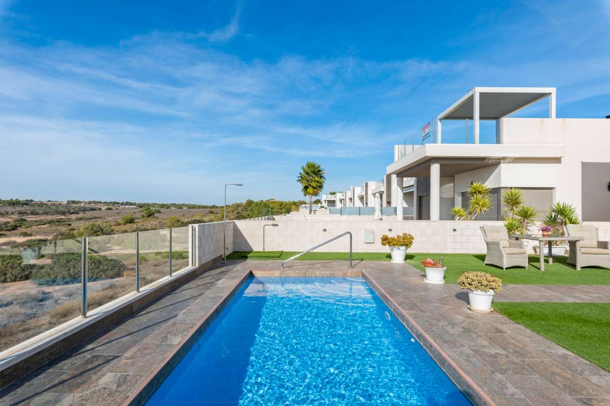 Resale - 3 Bedroom 2 Bathroom Villa in Villamartín - - Alicante Resale - 3 Bedroom 2 Bathroom Villa in Villamartín - - Alicante