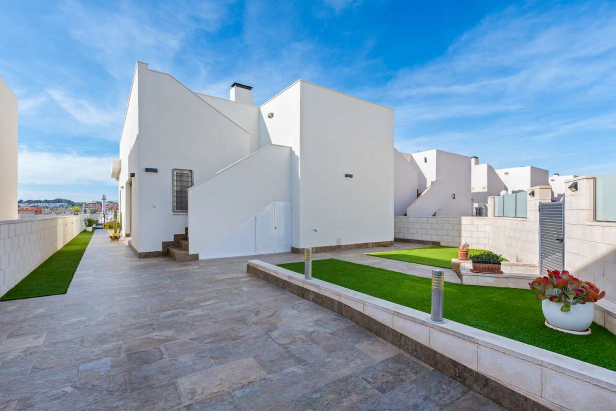 Resale - 3 Bedroom 2 Bathroom Villa in Villamartín - - Alicante Resale - 3 Bedroom 2 Bathroom Villa in Villamartín - - Alicante