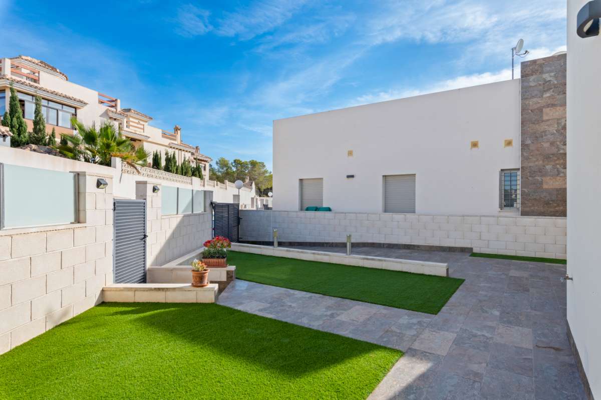 Resale - 3 Bedroom 2 Bathroom Villa in Villamartín - - Alicante Resale - 3 Bedroom 2 Bathroom Villa in Villamartín - - Alicante