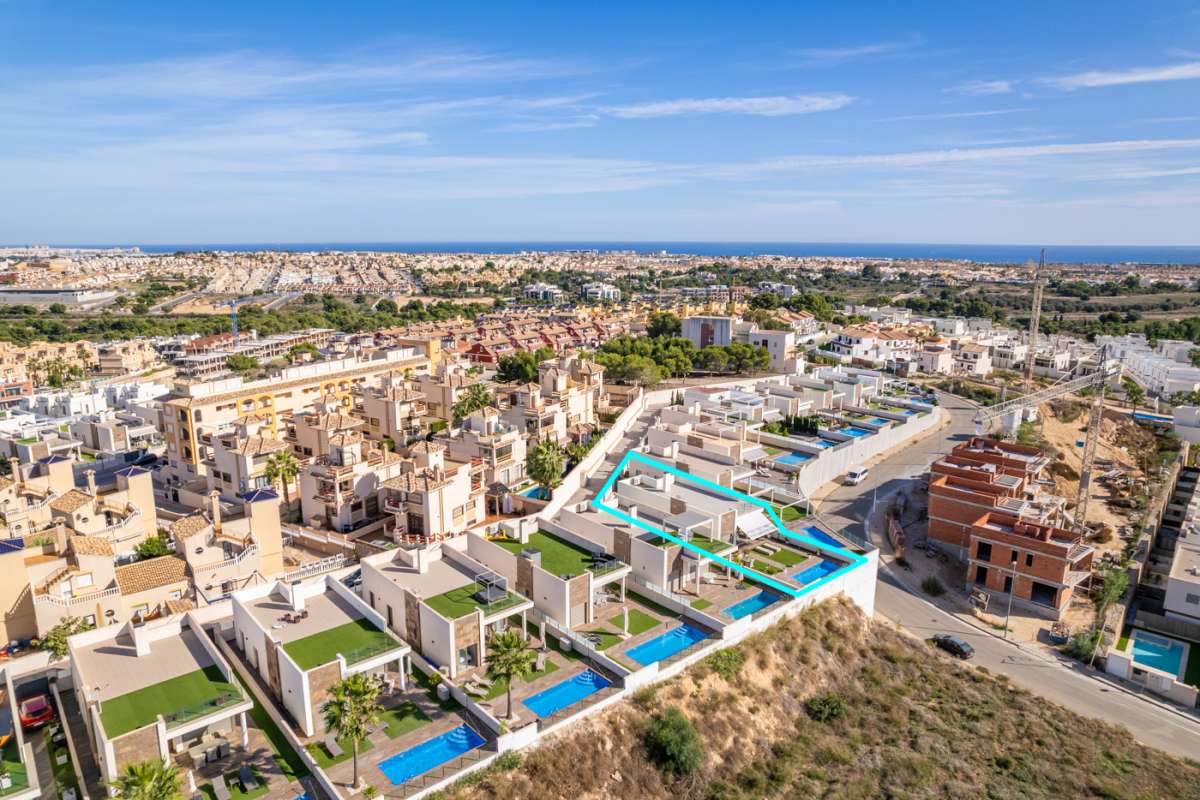 Resale - 3 Bedroom 2 Bathroom Villa in Villamartín - - Alicante Resale - 3 Bedroom 2 Bathroom Villa in Villamartín - - Alicante