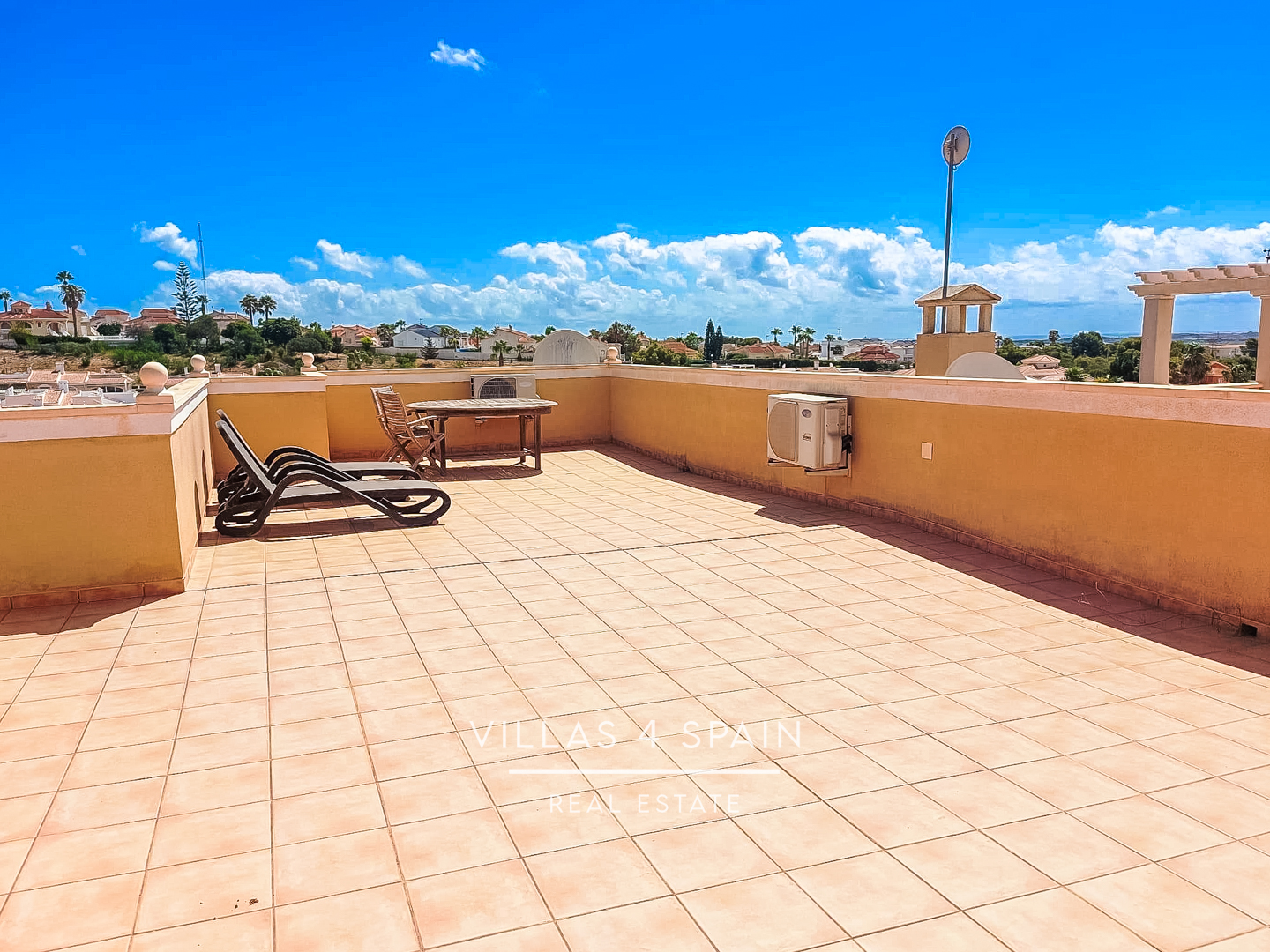 Resale - 5 Bedroom 4 Bathroom Villa with private pool and Guest house, large plot - calle gaudi - Alicante Resale - 5 Bedroom 4 Bathroom Villa with private pool and Guest house, large plot - calle gaudi - Alicante