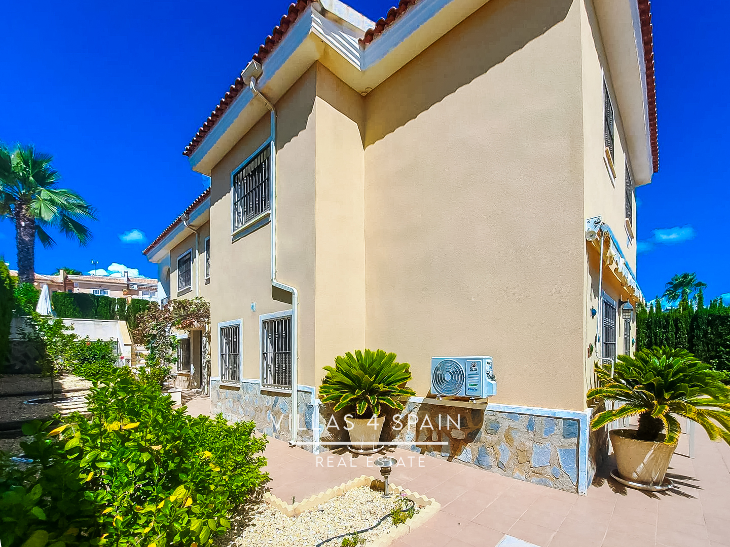 Resale - 5 Bedroom 4 Bathroom Villa with private pool and Guest house, large plot - calle gaudi - Alicante Resale - 5 Bedroom 4 Bathroom Villa with private pool and Guest house, large plot - calle gaudi - Alicante