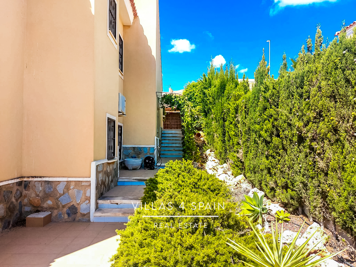 Resale - 5 Bedroom 4 Bathroom Villa with private pool and Guest house, large plot - calle gaudi - Alicante Resale - 5 Bedroom 4 Bathroom Villa with private pool and Guest house, large plot - calle gaudi - Alicante