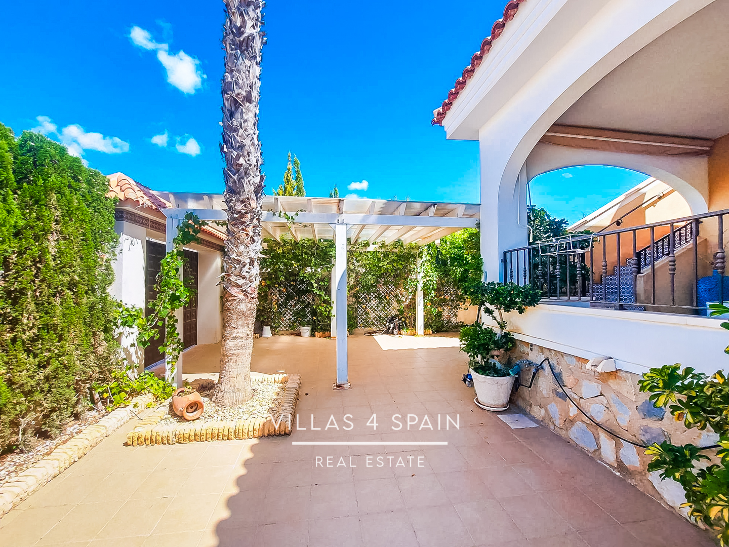 Resale - 5 Bedroom 4 Bathroom Villa with private pool and Guest house, large plot - calle gaudi - Alicante Resale - 5 Bedroom 4 Bathroom Villa with private pool and Guest house, large plot - calle gaudi - Alicante