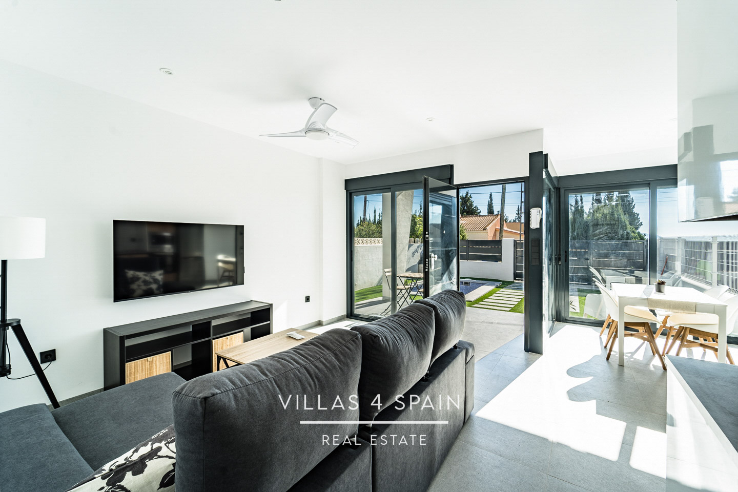Resale - 2 Bedroom 2 Bathroom Corner Villa with Private Pool and parking - av. de la libertad - Murcia Resale - 2 Bedroom 2 Bathroom Corner Villa with Private Pool and parking - av. de la libertad - Murcia