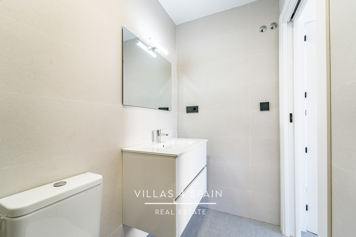 Resale - 2 Bedroom 2 Bathroom Corner Villa with Private Pool and parking - av. de la libertad - Murcia Resale - 2 Bedroom 2 Bathroom Corner Villa with Private Pool and parking - av. de la libertad - Murcia