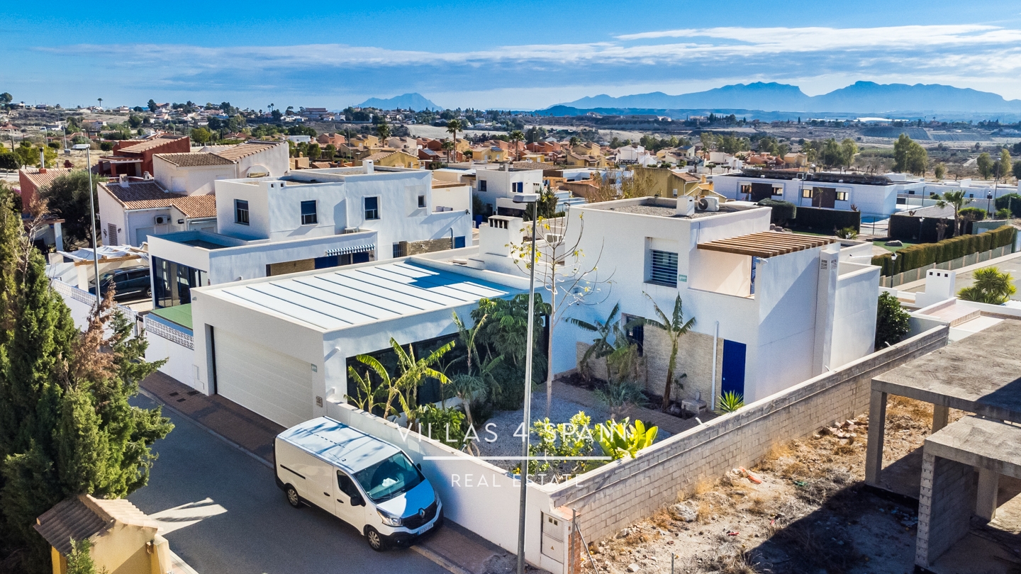 3 Bedroom 2 Bathroom Villa with private parking and community pool