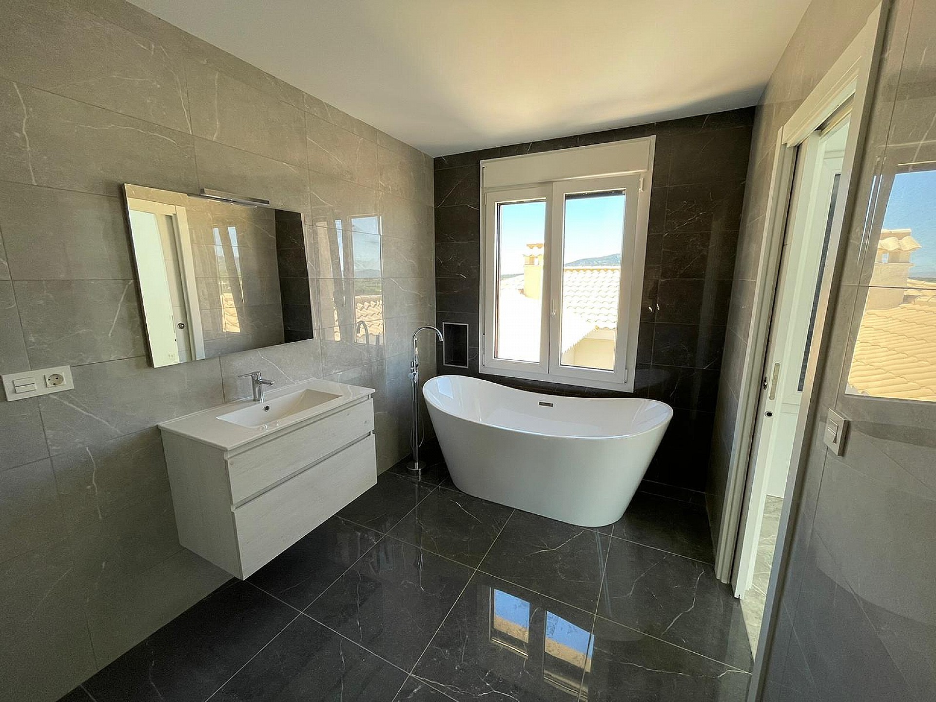 Resale - 4 Bedroom 3 Bathroom Villa in Pinoso - - Alicante Resale - 4 Bedroom 3 Bathroom Villa in Pinoso - - Alicante