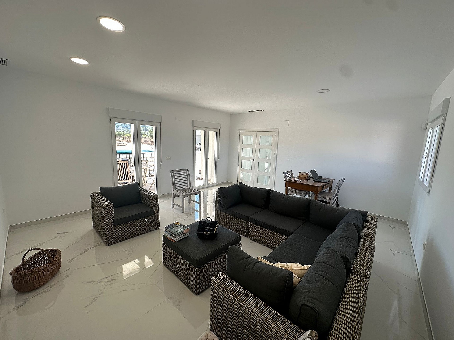Resale - 4 Bedroom 3 Bathroom Villa in Pinoso - - Alicante Resale - 4 Bedroom 3 Bathroom Villa in Pinoso - - Alicante