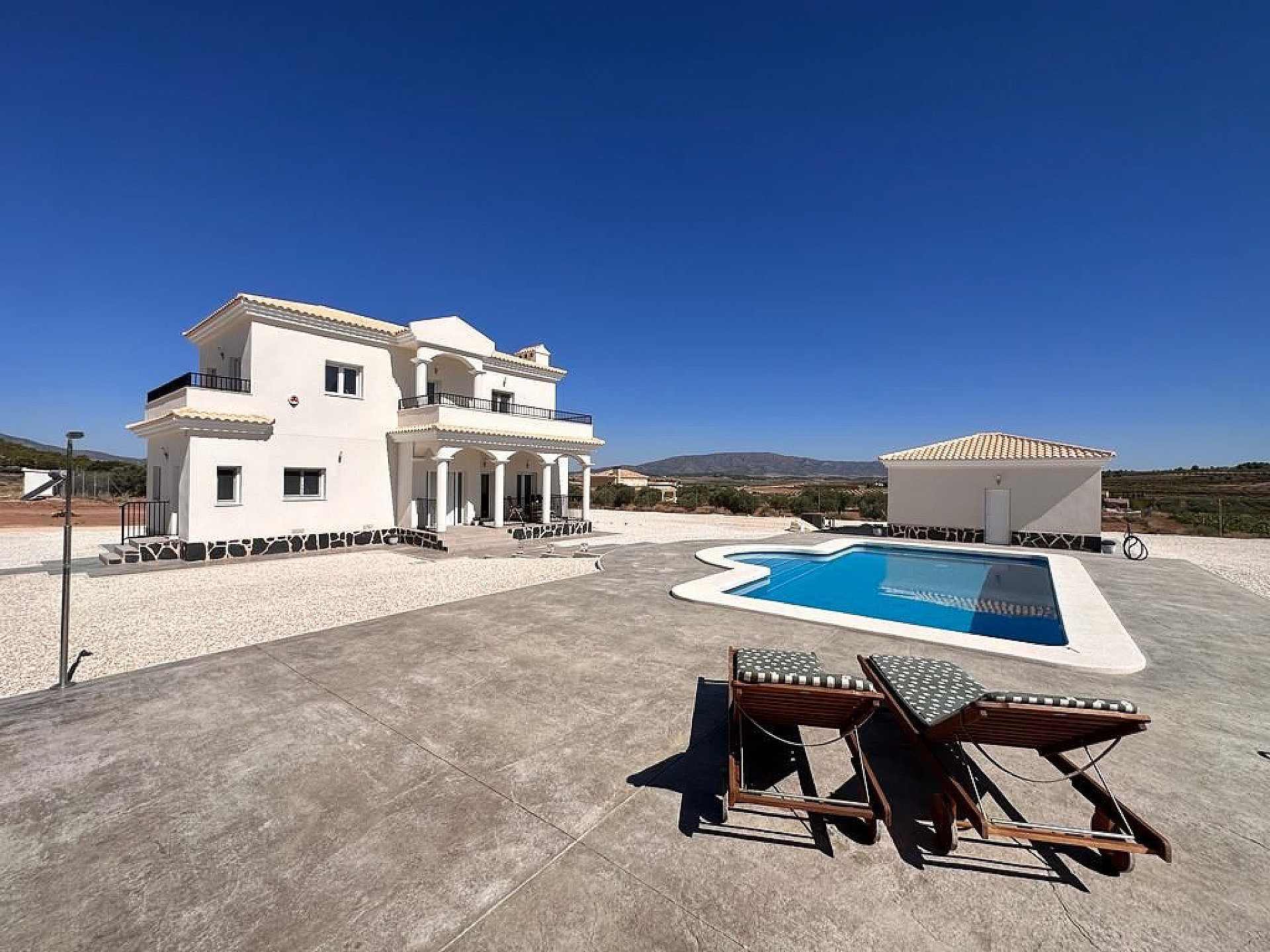 Resale - 4 Bedroom 3 Bathroom Villa in Pinoso - - Alicante Resale - 4 Bedroom 3 Bathroom Villa in Pinoso - - Alicante