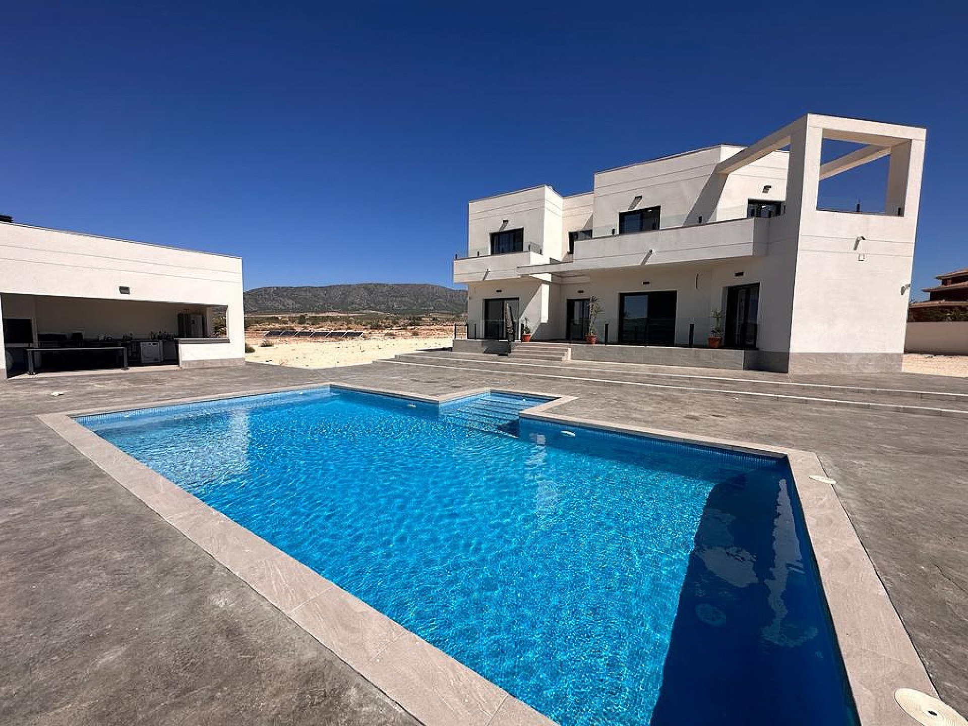 Resale - 4 Bedroom 3 Bathroom Villa in Pinoso - - Alicante Resale - 4 Bedroom 3 Bathroom Villa in Pinoso - - Alicante