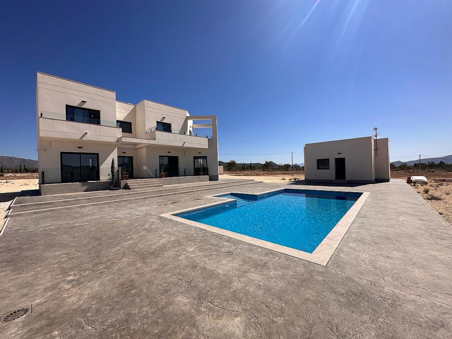 Resale - 4 Bedroom 3 Bathroom Villa in Pinoso - - Alicante Resale - 4 Bedroom 3 Bathroom Villa in Pinoso - - Alicante