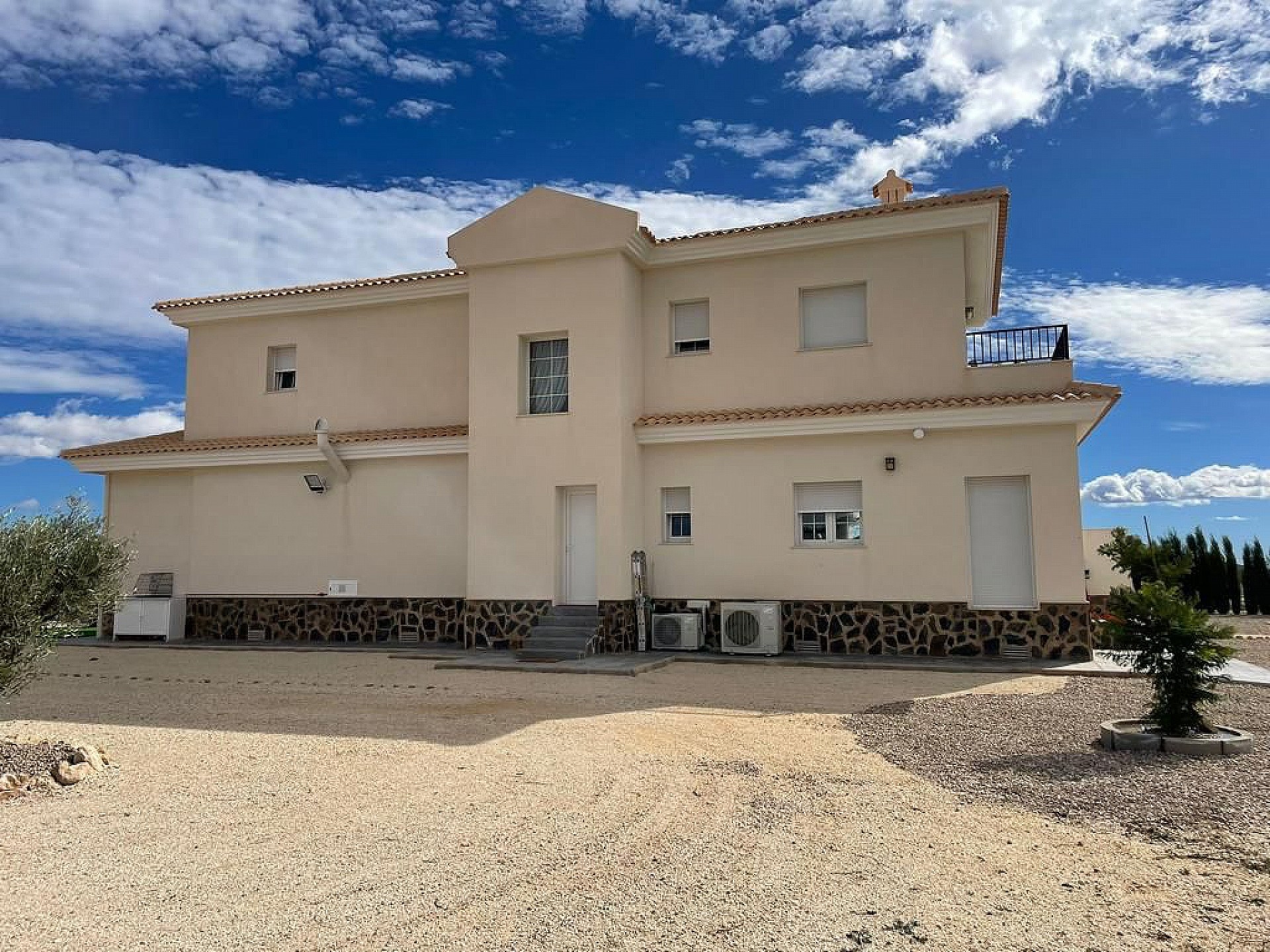Resale - 4 Bedroom 3 Bathroom Villa in Pinoso - - Alicante Resale - 4 Bedroom 3 Bathroom Villa in Pinoso - - Alicante