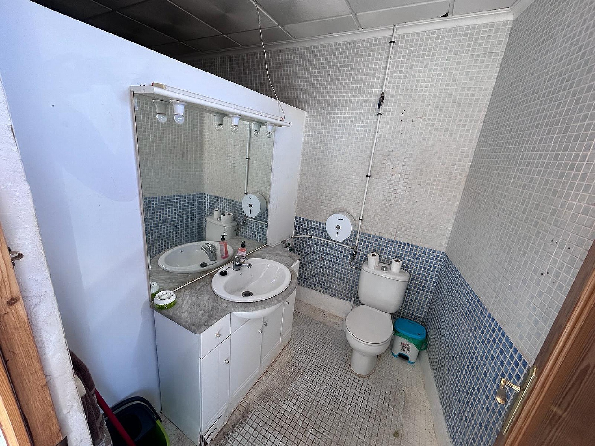 Resale - 1 Bathroom Commercial in Monovar - - Alicante Resale - 1 Bathroom Commercial in Monovar - - Alicante