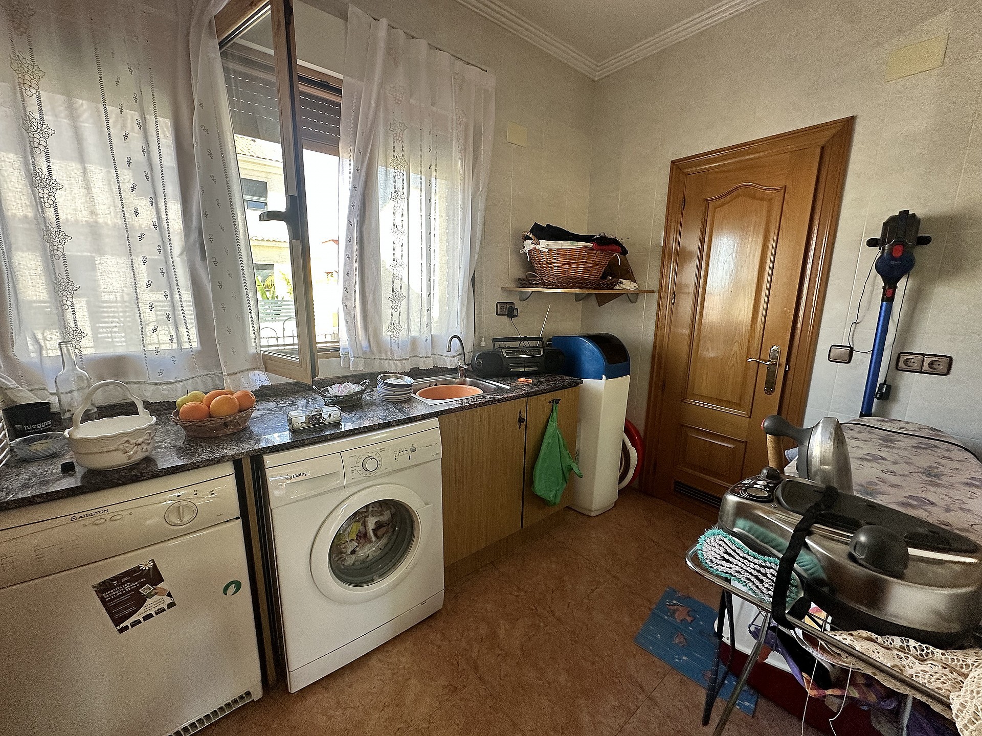 Resale - 7 Bedroom 6 Bathroom Villa in Petrer - - Alicante Resale - 7 Bedroom 6 Bathroom Villa in Petrer - - Alicante