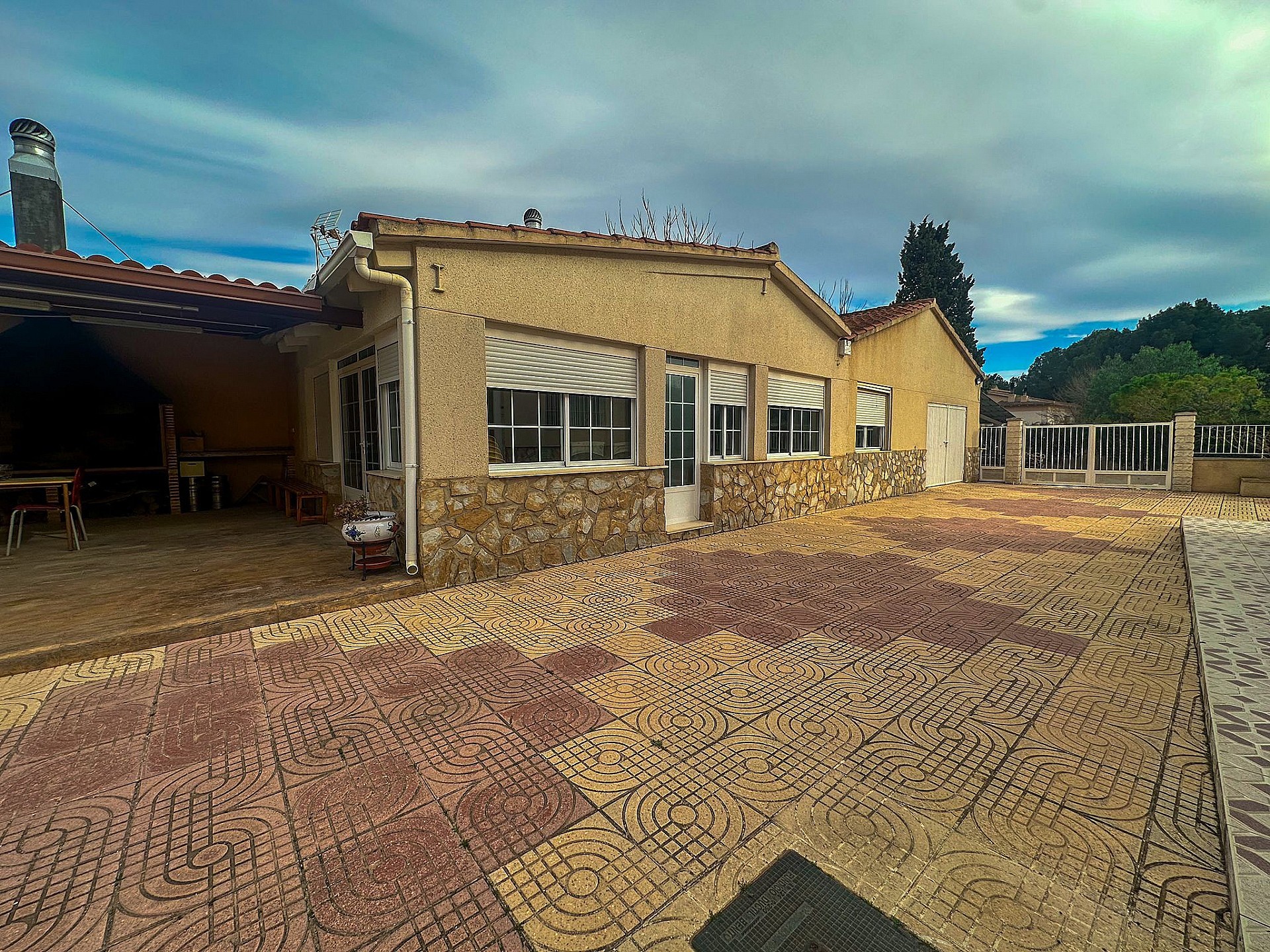 Resale - 5 Bedroom 3 Bathroom Villa in Sax - - Alicante Resale - 5 Bedroom 3 Bathroom Villa in Sax - - Alicante