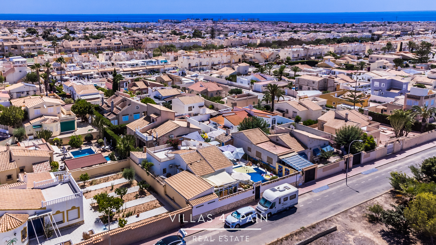 Resale - 4 bedroom 2 bathroom villa with private pool and garden in La Florida - calle venus - Alicante Resale - 4 bedroom 2 bathroom villa with private pool and garden in La Florida - calle venus - Alicante