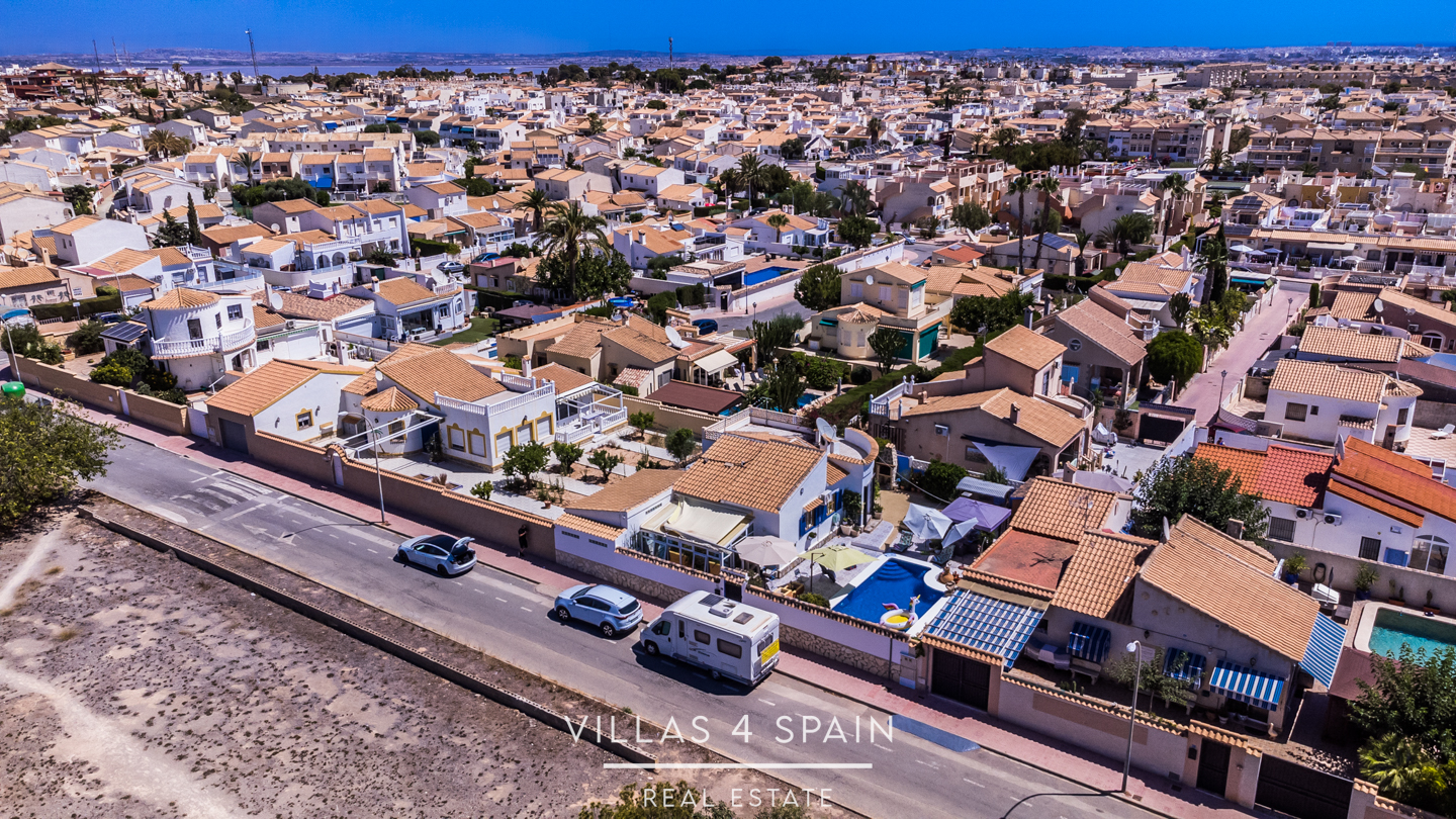Resale - 4 bedroom 2 bathroom villa with private pool and garden in La Florida - calle venus - Alicante Resale - 4 bedroom 2 bathroom villa with private pool and garden in La Florida - calle venus - Alicante