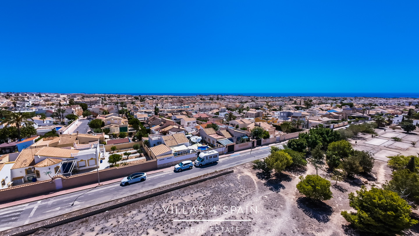 Resale - 4 bedroom 2 bathroom villa with private pool and garden in La Florida - calle venus - Alicante Resale - 4 bedroom 2 bathroom villa with private pool and garden in La Florida - calle venus - Alicante