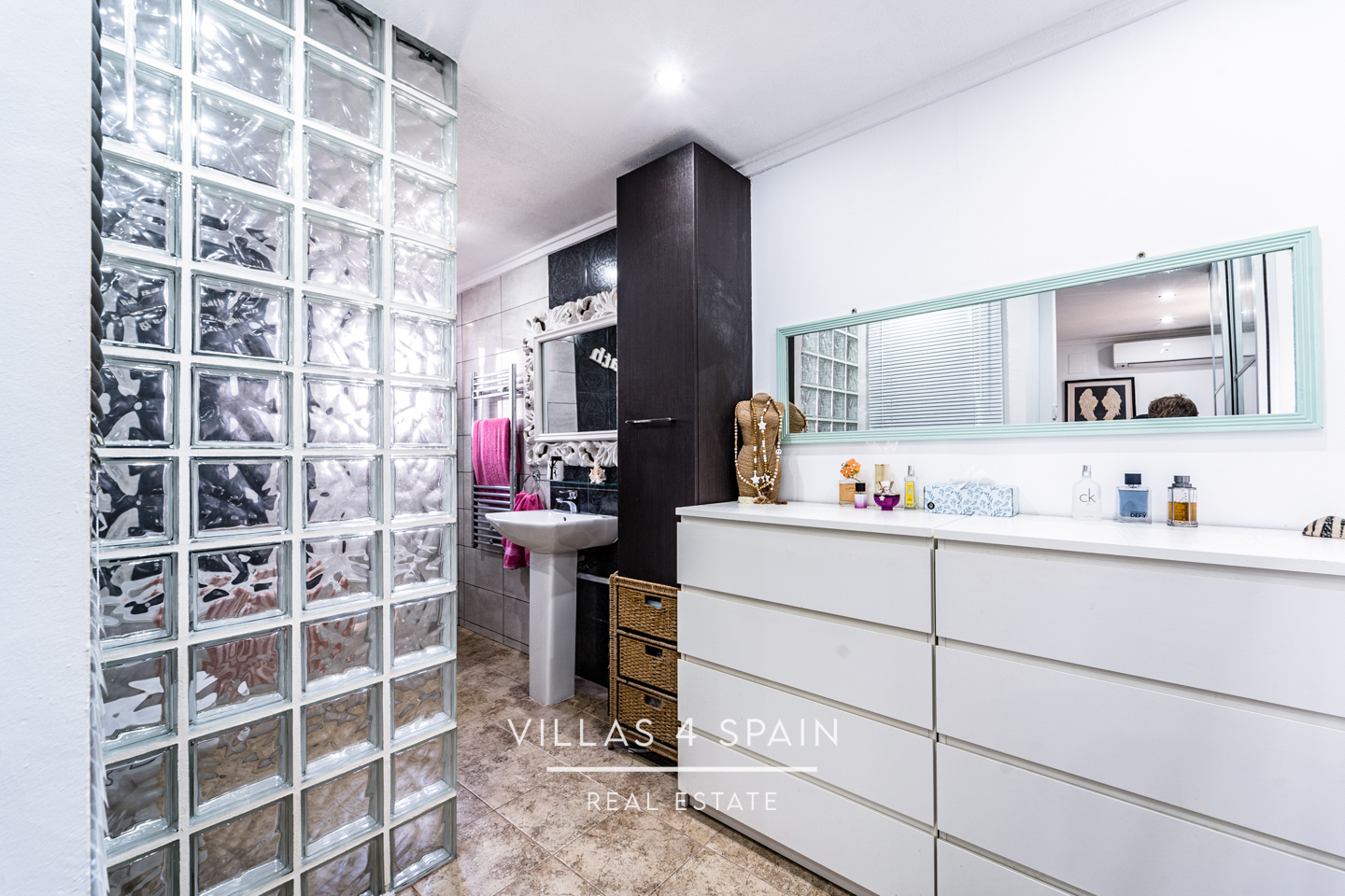 Resale - 4 bedroom 2 bathroom villa with private pool and garden in La Florida - calle venus - Alicante Resale - 4 bedroom 2 bathroom villa with private pool and garden in La Florida - calle venus - Alicante