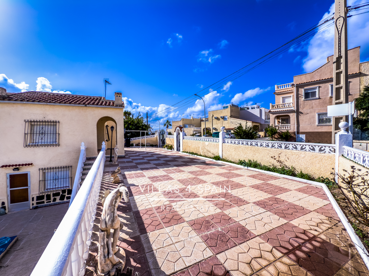 Resale - 4 Bedroom 2 Bathroom villa with private pool and large plot in La Marina - calle alicante - Alicante Resale - 4 Bedroom 2 Bathroom villa with private pool and large plot in La Marina - calle alicante - Alicante