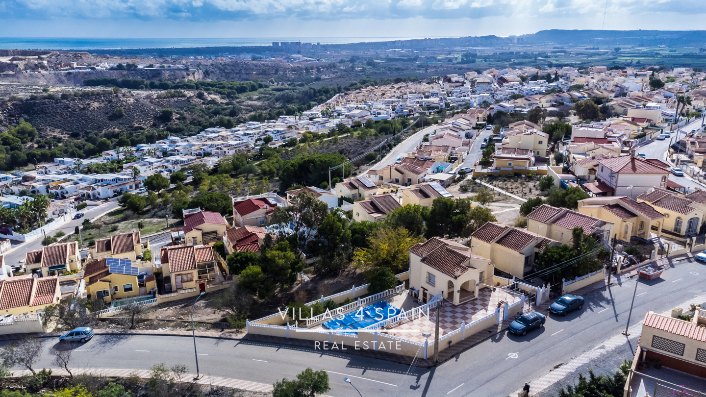 Resale - 4 Bedroom 2 Bathroom villa with private pool and large plot in La Marina - calle alicante - Alicante Resale - 4 Bedroom 2 Bathroom villa with private pool and large plot in La Marina - calle alicante - Alicante