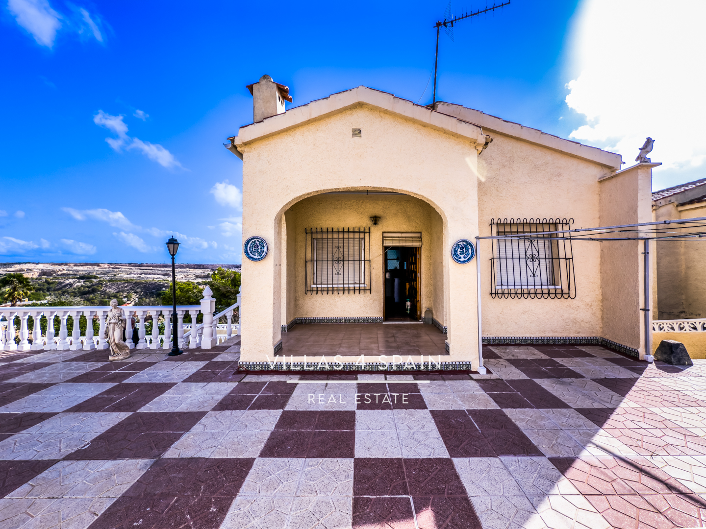 Resale - 4 Bedroom 2 Bathroom villa with private pool and large plot in La Marina - calle alicante - Alicante Resale - 4 Bedroom 2 Bathroom villa with private pool and large plot in La Marina - calle alicante - Alicante