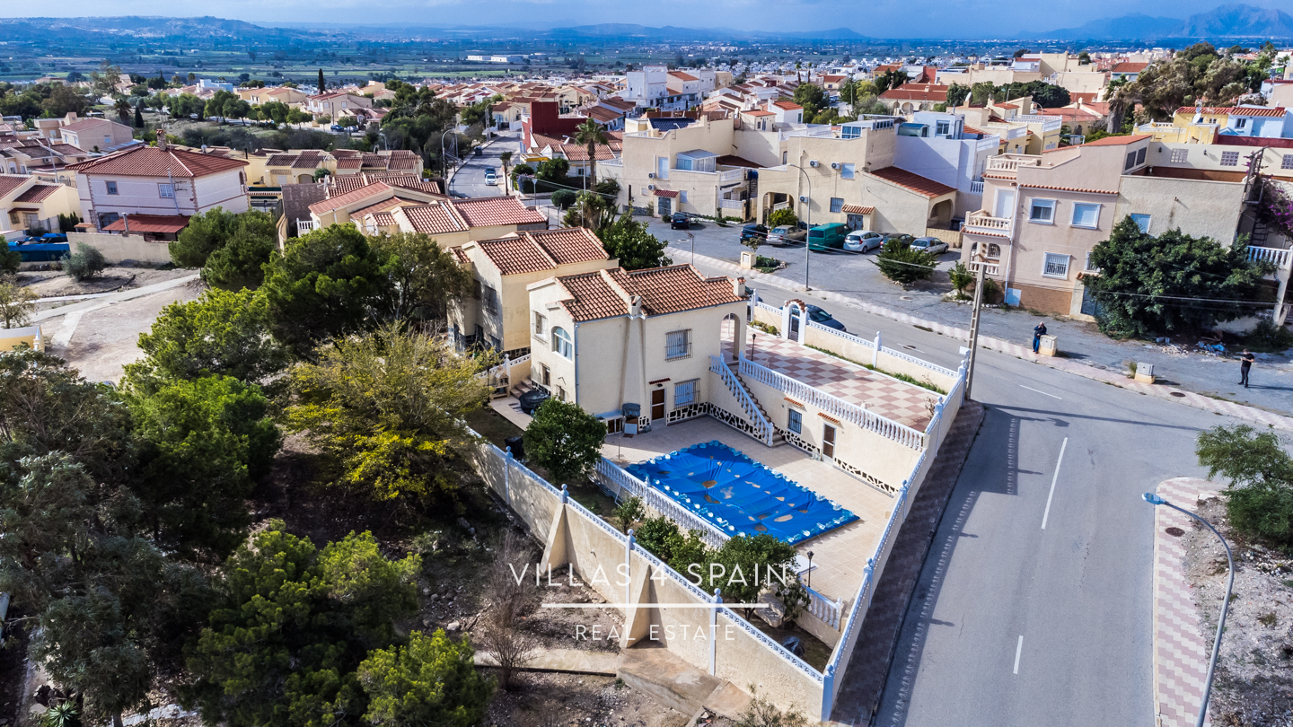 Resale - 4 Bedroom 2 Bathroom villa with private pool and large plot in La Marina - calle alicante - Alicante Resale - 4 Bedroom 2 Bathroom villa with private pool and large plot in La Marina - calle alicante - Alicante