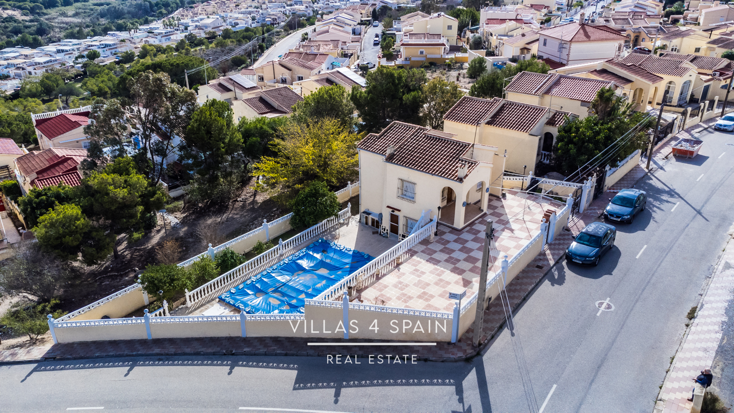 Resale - 4 Bedroom 2 Bathroom villa with private pool and large plot in La Marina - calle alicante - Alicante Resale - 4 Bedroom 2 Bathroom villa with private pool and large plot in La Marina - calle alicante - Alicante