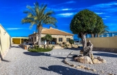 CV4S2776, 3/4 Bedroom 3 Bathroom Villa with Private Pool, Large Plot and Garage 