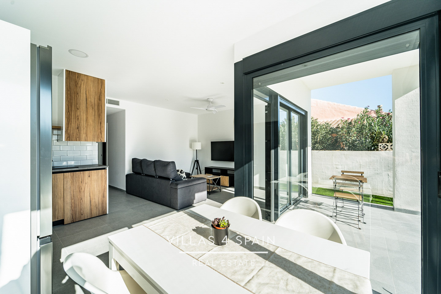 Resale - 2 Bedroom 2 Bathroom Corner Villa with Private Pool and parking - av. de la libertad - Murcia Resale - 2 Bedroom 2 Bathroom Corner Villa with Private Pool and parking - av. de la libertad - Murcia