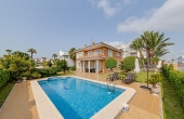 5-0311-2114/2817, 5 Bedroom 3 Bathroom Chalet in Torrevieja